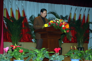 公司董事長趙曰嶺在會議上作經驗介紹